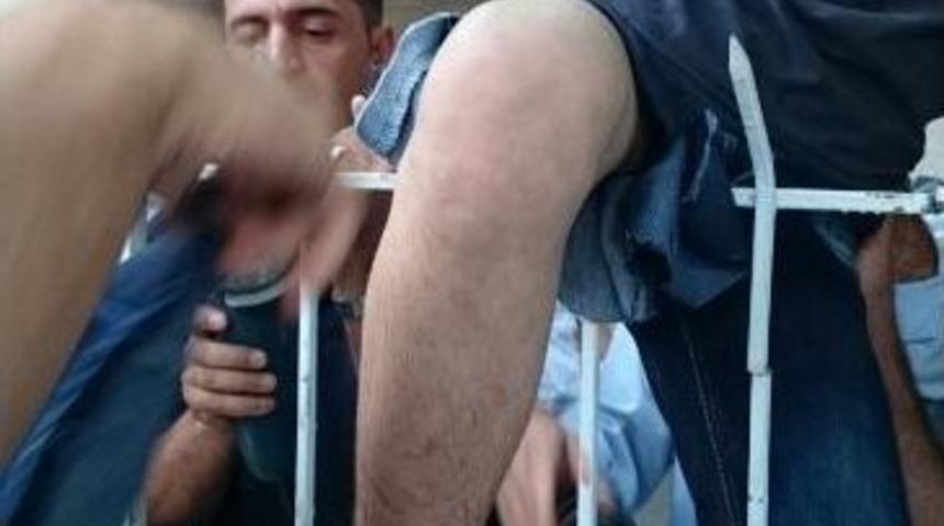 Ağa&ccedil;ta Topunu Almak İsterken, Bacağına Demir Saplandı