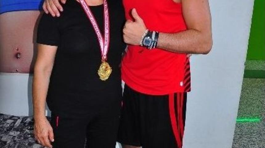 Oğluyla El Ele Veren Anne T&uuml;rkiye Şampiyonu Oldu