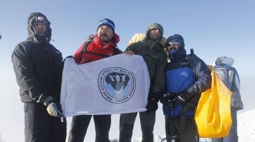 Edk&rsquo;lı Dağcılar Ağrı Zirvesinde