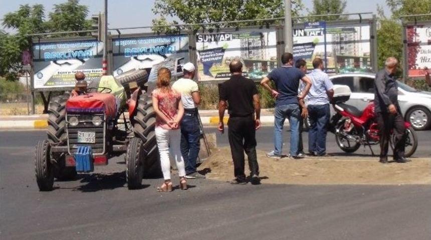 Kum Y&uuml;kl&uuml; Trakt&ouml;r Yan Yattı