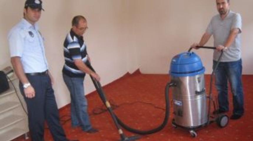 İzmit Belediyesi Pazar Mescitlerini Temizliyor