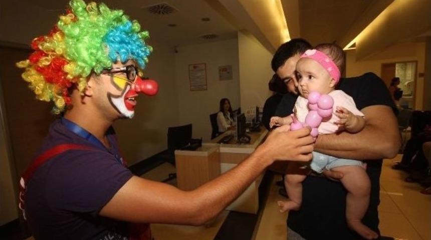 &Ccedil;ocuklar Palya&ccedil;o Eşliğinde G&uuml;le Oynaya Tedavi Oluyor