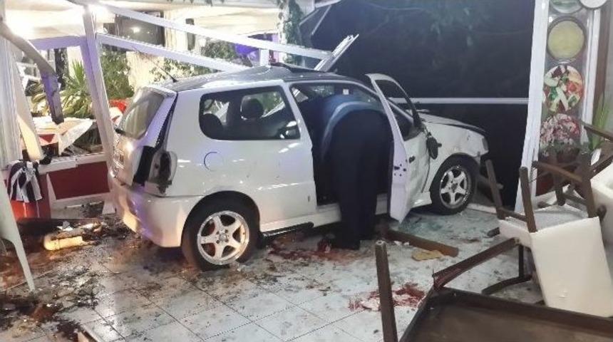 Otomobil İş Yerine Girdi: 1 &Ouml;l&uuml;, 1 Yaralı