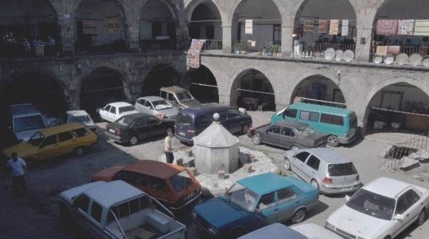 Vezir Hanı &rsquo;vezir Otoparkı&rsquo; Oldu