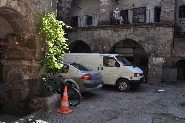 Vezir Hanı ’vezir Otoparkı’ Oldu