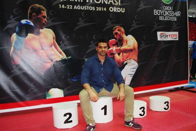 Kick Boks Yaparken Dizilerde Oynamaya Başladı