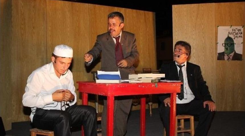Balıklıova K&ouml;y Tiyatrosu İzleyenlerini Yine Eğlendirdi
