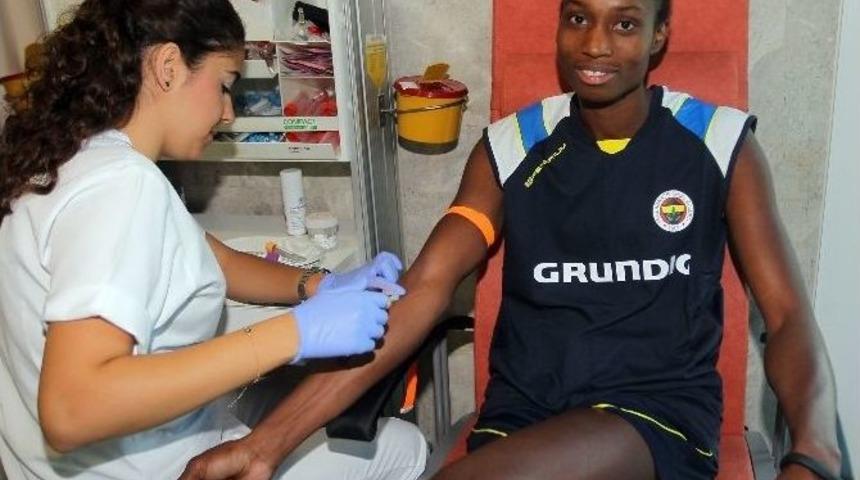 Fenerbah&ccedil;e Bayan Voleybol Takımı Sağlık Kontrol&uuml;nden Ge&ccedil;ti