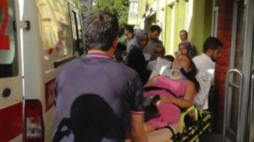 H&uuml;y&uuml;k&rsquo;te Otomobil Şarampole Devrildi: 2 Yaralı