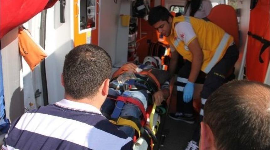 Motosiklet Otomobille &Ccedil;arpıştı: 2 Yaralı