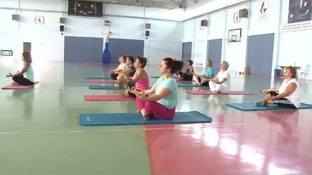 Güzelbahçeli Kadınlara Ücretsiz Yoga