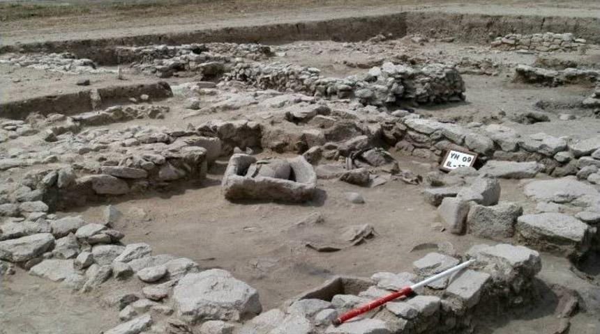 Ova&ouml;ren&rsquo;deki Yassıh&ouml;y&uuml;k Kazı &Ccedil;alışmaları S&uuml;r&uuml;yor