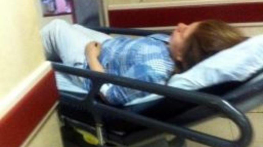 Otomobil İstinat Duvarına &Ccedil;arptı: 3 Yaralı