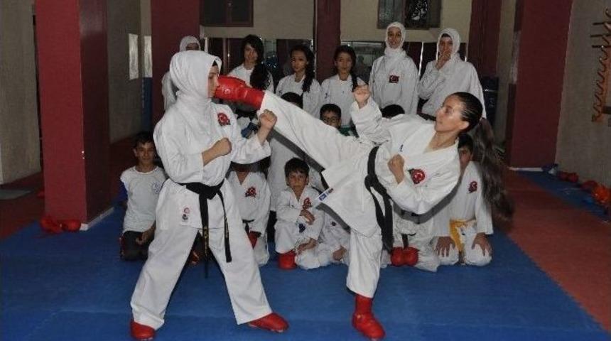 Karatenin Altın Kızı Yağmur Demir Paland&ouml;ken&rsquo;den Altınla D&ouml;nd&uuml;