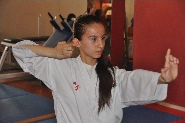 Karatenin Altın Kızı Yağmur Demir, Palandöken’den Altınla Döndü