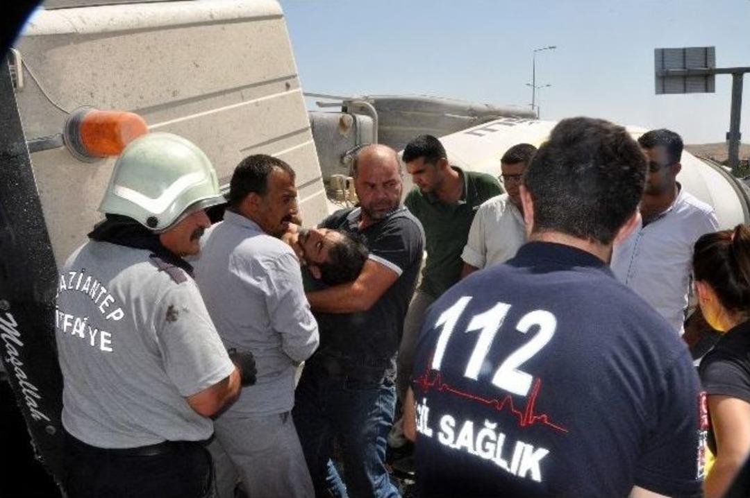 Devrilen Beton Mikserinde Sıkışan S&uuml;r&uuml;c&uuml; G&uuml;&ccedil;l&uuml;kle &Ccedil;ıkarıldı