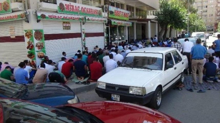 Camiye Sığmayan Cemaat Caddeye Taştı