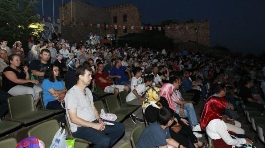 Ay Işığında Film Keyfi S&uuml;r&uuml;yor