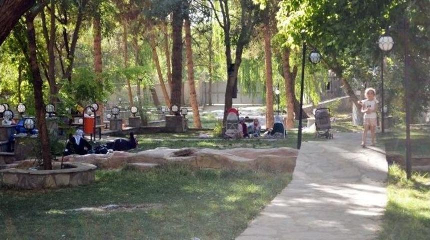 Sıcaktan Bunalan Vatandaşlar Parklara Akın Ediyor