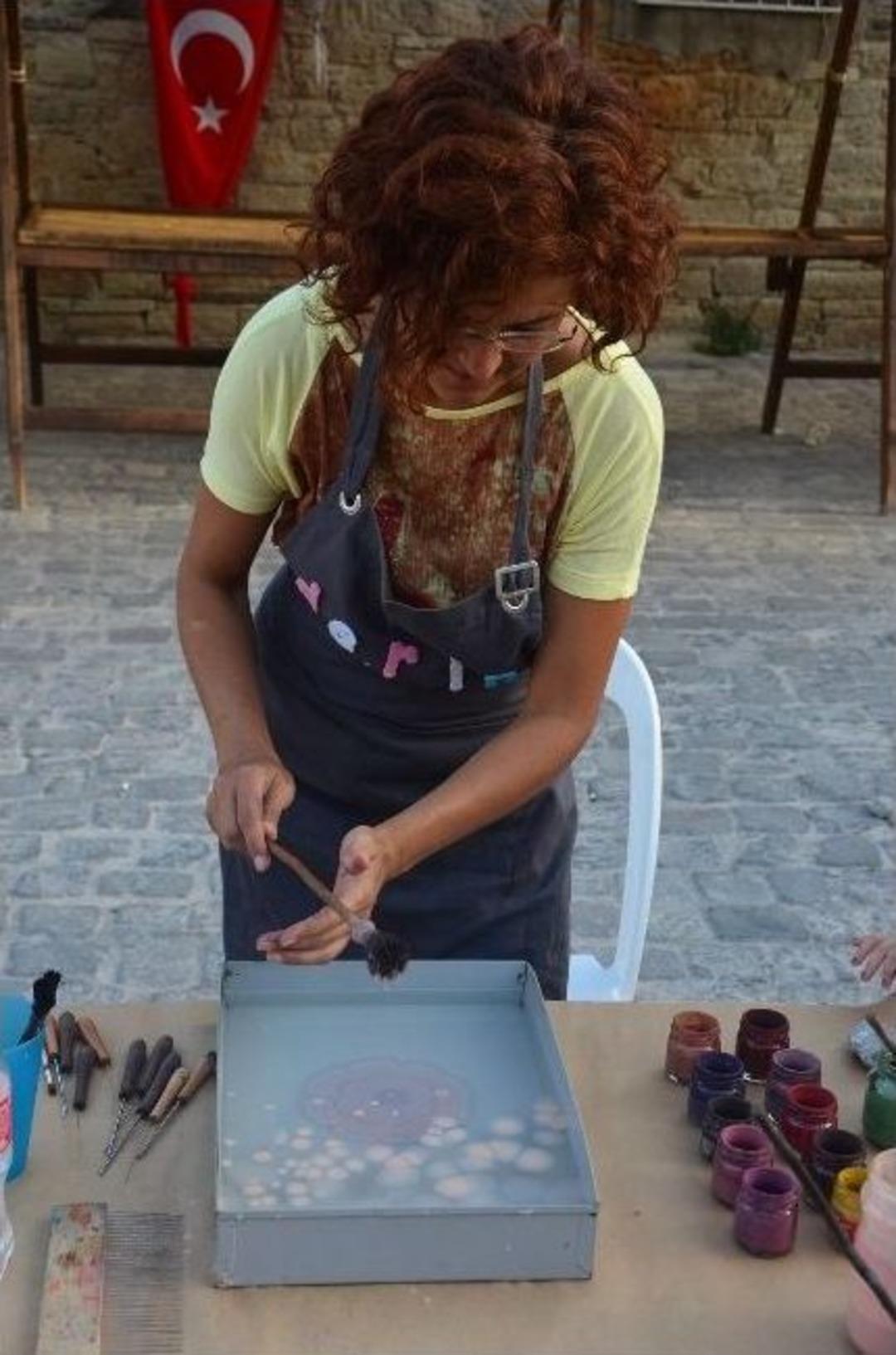 Marsilya Meydanı&rsquo;nda Ebru Sanatı G&ouml;sterisi