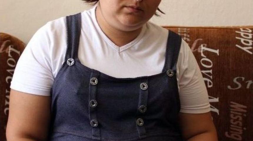 Bir Kızı Uyuşturucunun Pen&ccedil;esinde, Diğeri Elinden Alınmak &Uuml;zere