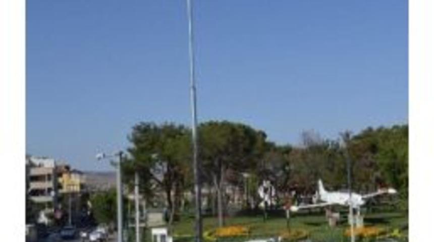 Karesi&rsquo;ye Dev T&uuml;rk Bayrağı