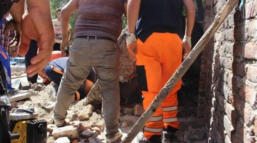 Harabe Evin &Ccedil;atısına &Ccedil;ıkan &Ccedil;ocuk, &Ccedil;&ouml;ken Duvarın Altında Kaldı