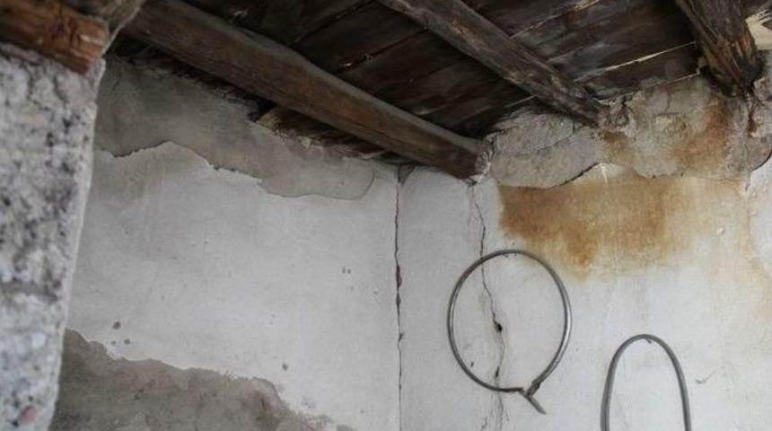 Bakımsız Evde Oturan Aileye Kocasinan Kaymakamlığı Sahip &Ccedil;ıktı