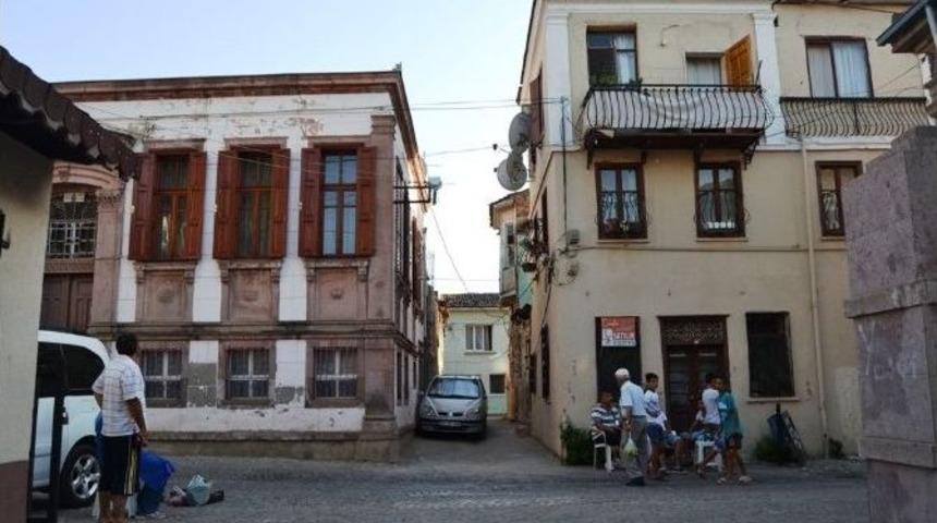 Ayvalık&rsquo;ta Arka Sokaklar Ge&ccedil;it Vermiyor