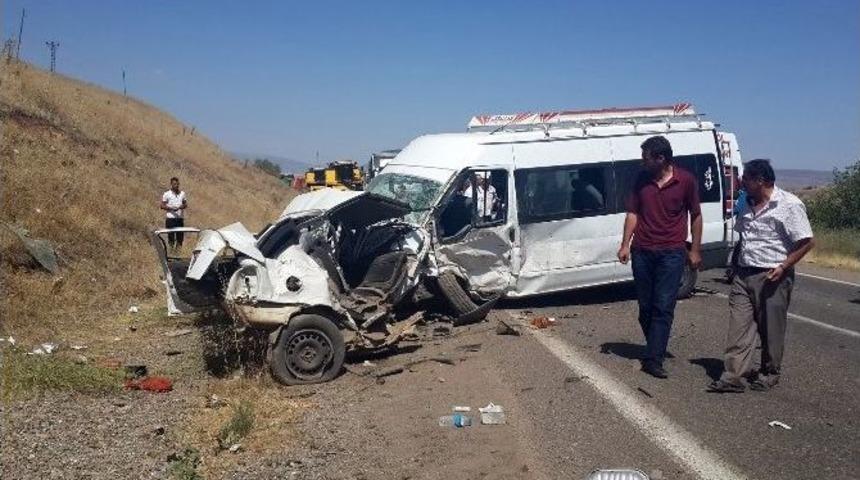 Bing&ouml;l&rsquo;de Trafik Kazası: 1 &Ouml;l&uuml;, 13 Yaralı