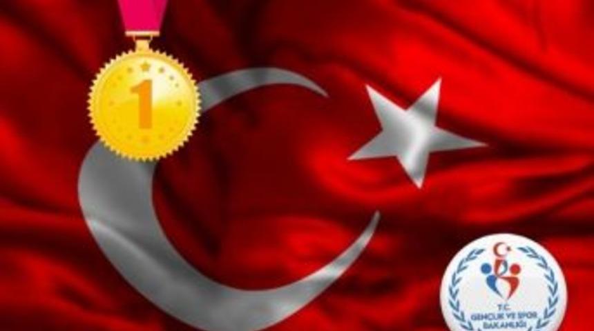 &Ouml;znur Yılmazer Atletizm&rsquo;de Avrupa Şampiyonu Oldu