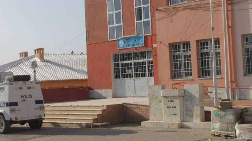 Siirt&rsquo;te İki Okulda Atat&uuml;rk B&uuml;st&uuml;n&uuml; Yerinden S&ouml;kt&uuml;ler