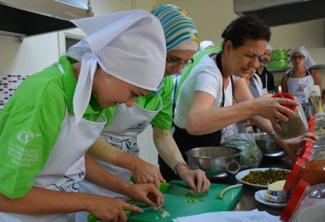 &Ouml;nce T&uuml;rk&ccedil;e &Ouml;ğrendiler, Sonra Osmanlı Yemekleri Yaptılar