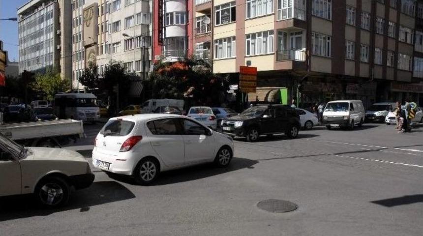 İki Eyl&uuml;l Caddesi&rsquo;nde Trafik &Ccedil;ilesi