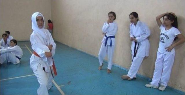 Doğu Ve Güneydoğu İlleri Karate Turnuvası’nın İkincisi Batman’da Yapıldı