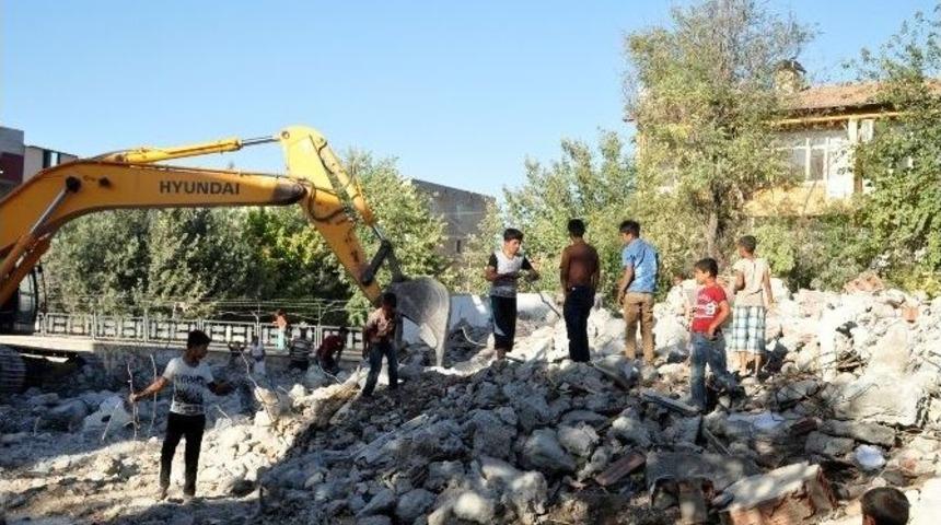 Har&ccedil;lıklarını Taştan &Ccedil;ıkaran &Ccedil;ocuklar