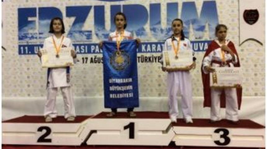 Karatecilerden 4 Madalya