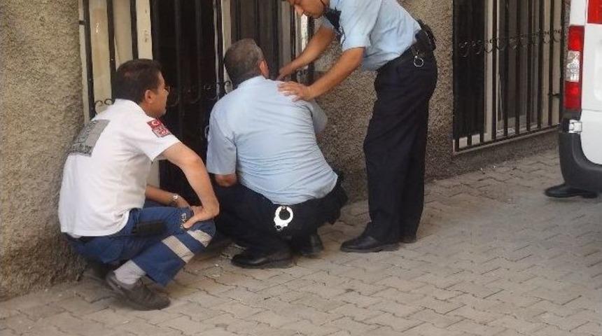 &Ouml;fkeli Koca, Dayak Attığı Eşini Ve &Ccedil;ocuklarını Eve Kilitledi