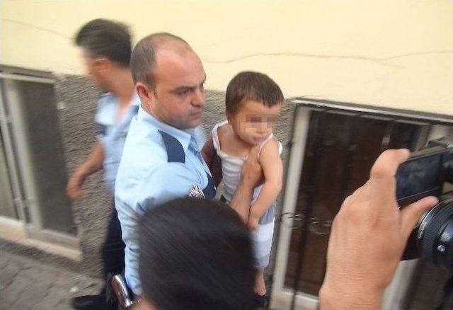 &Ouml;fkeli Koca, Dayak Attığı Eşini Ve &Ccedil;ocuklarını Eve Kilitledi 1