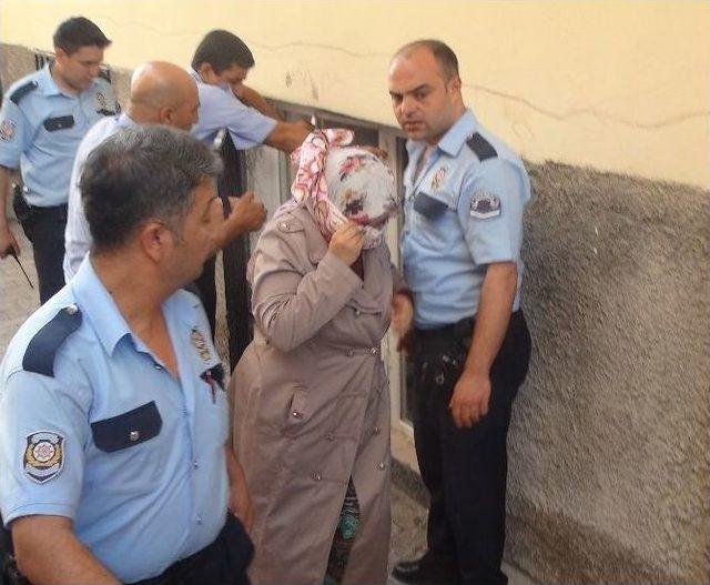 &Ouml;fkeli Koca, Dayak Attığı Eşini Ve &Ccedil;ocuklarını Eve Kilitledi 2