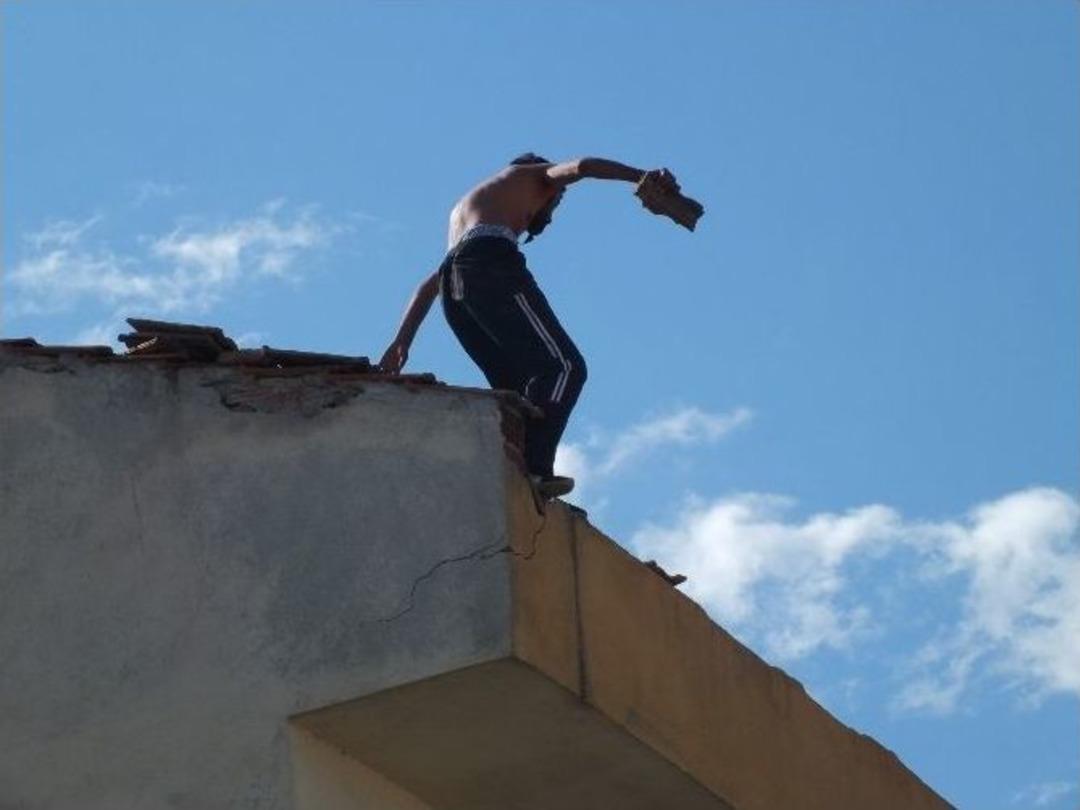 Aracı Bağlanan Gen&ccedil; İntihara Kalkıştı