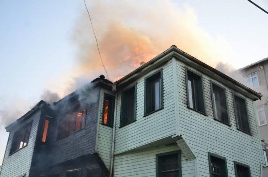 Kocaeli&rsquo;de Tarihi Ahşap Bina Yanarak K&uuml;l Oldu