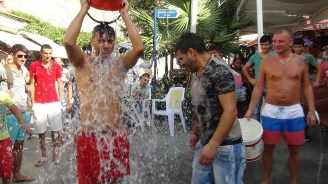 &rsquo;bir Kova Buz&rsquo; Kampanyası&rsquo;na Kuşadası&rsquo;nda Turistlerden Destek