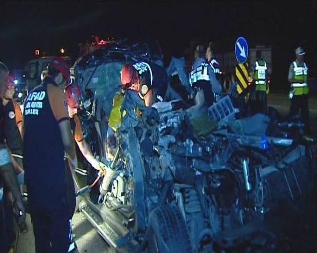 Bursa’da Jeep İle Tır’ın Altına Giren Gurbetçi Aile Hayatını Kaybetti.