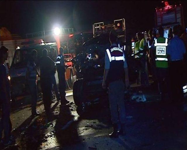 Bursa’da Jeep İle Tır’ın Altına Giren Gurbetçi Aile Hayatını Kaybetti.