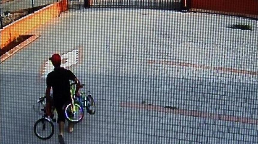 Suriyeli Hırsız İki Bisikleti Birden &Ccedil;aldı