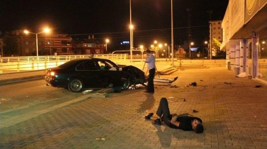 Otomobil Aydınlatma Direğine &Ccedil;arptı: 2 Yaralı