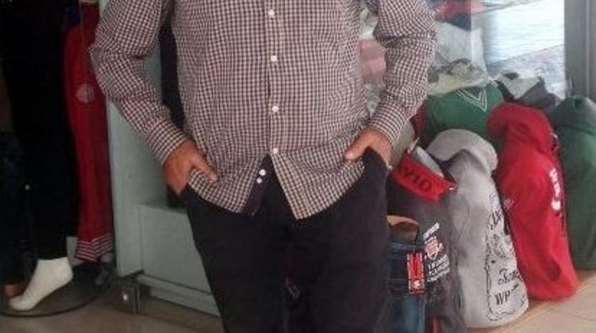 Kahvehane &Ouml;n&uuml;nde Oturan Butik&ccedil;i &Ouml;ld&uuml;r&uuml;ld&uuml;