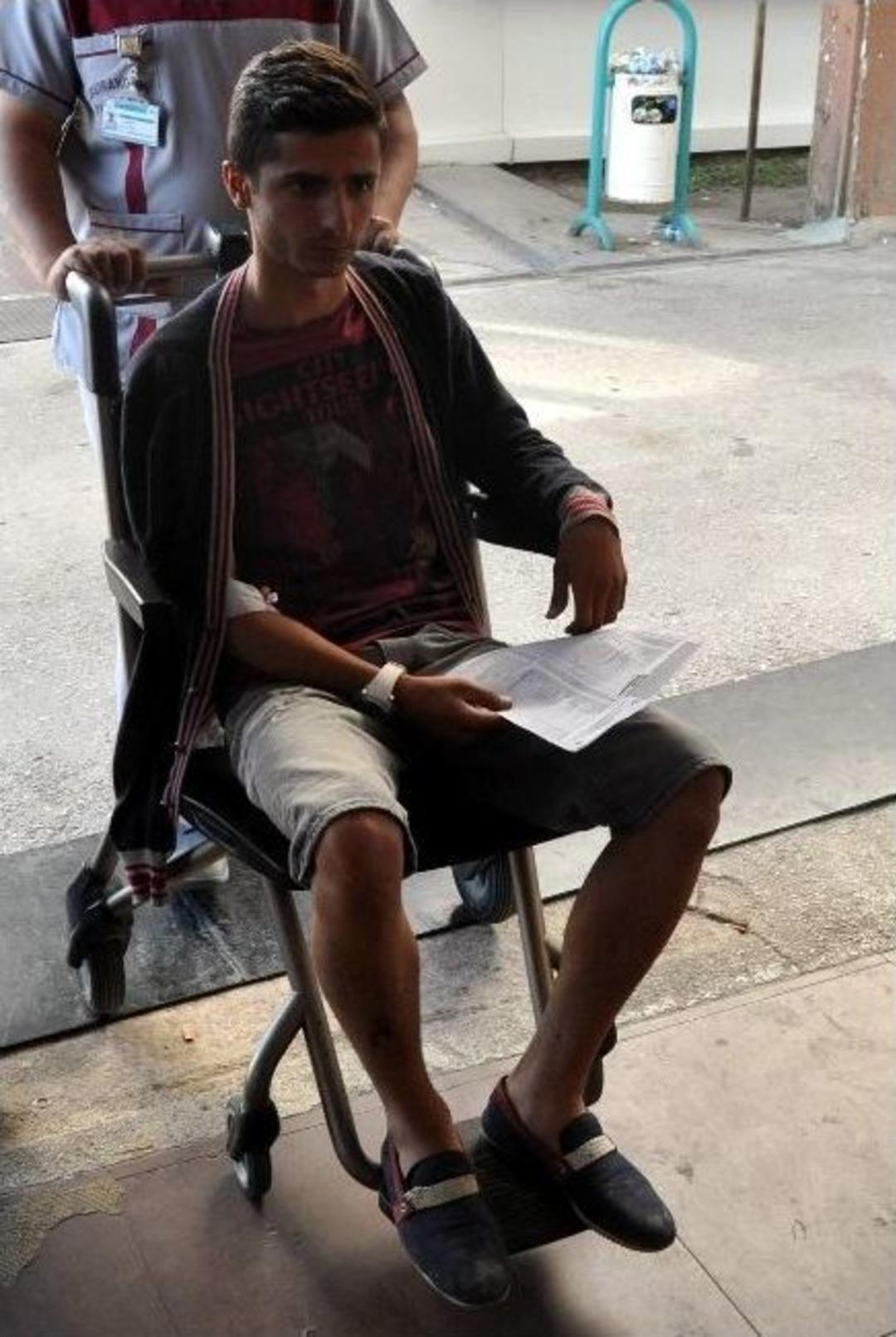 Eskişehir&rsquo;de Yolcu Otob&uuml;s&uuml; Şarampole Devrildi: 42 Yaralı