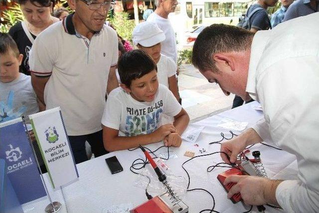 Bilim Merkezinin Deneyleri İlgi Görüyor